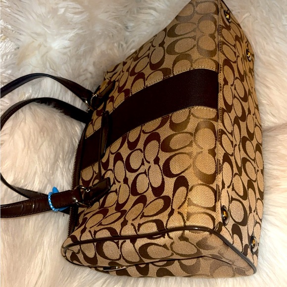 Coach Mono Hand bag! It’s like brand new. Clean and pristine! Check it out! - Picture 4 of 6